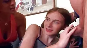Blonde Anal Slut ඇගේ පස්සට තද කුකුළෙකුට පෙර රිම්ජොබ් ලබා ගනී