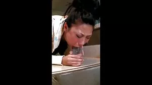 තද ඉස්ම සහිත පුසී සමඟ සුළු මව ගැටලුව විසඳයි