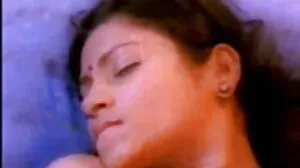 Gorgeous Milf ඇයව රැකියාවෙන් නෙරපා හැර ඇති බව දැනගත් අතර ඇයව ආපසු රැගෙන යන ලෙස ඇගේ ලොක්කාට කන්නලව් කරයි