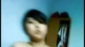 චික් Bent Peen සමග Bloke හට Handjob ලබා දෙයි