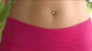 උණුසුම් නහඹර වියේ පසුවන මුඩුක්කු ඇගේ රැවුල කපන ලද කන් පටිය පටියකින් දඬුවම් කරයි