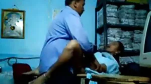 කුඩා හෑන්ඩ්ස් නර්ඩ් හොට්නස් ජැනිස් ග්‍රිෆිත්ගේ බොත්තම් තල්ලු කරයි