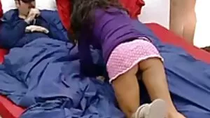 Hot Blonde MILF Stepma සුළු දියණියට උපකාර කරයි