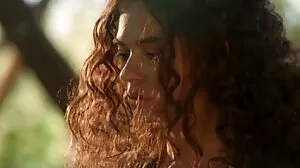 ඇඳ මත බිග් නැචුරල් සොලෝ සමග කැටපියා